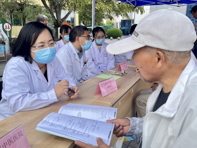 健康“快車”進都寶 義診服務送溫暖 ——2022年全國科普日活動暨健康巡講“百百千”健康義診活動走進都寶小區(qū)(圖3)