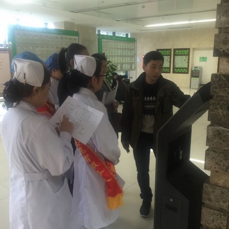 院團(tuán)委組織青年志愿者開展“愛(ài)心幫助患者、使用便民設(shè)備”活動(dòng)(圖2)