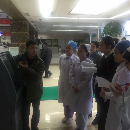 院團(tuán)委組織青年志愿者開展“愛(ài)心幫助患者、使用便民設(shè)備”活動(dòng)(圖3)