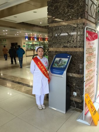 院團(tuán)委組織青年志愿者開展“愛(ài)心幫助患者、使用便民設(shè)備”活動(dòng)(圖5)
