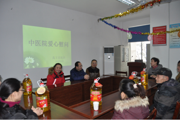 春節(jié)前夕，我院深入社區(qū)慰問結(jié)對(duì)幫扶困難戶(圖1)