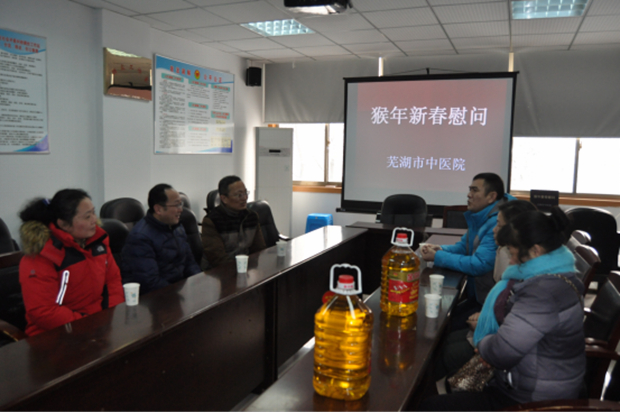 春節(jié)前夕，我院深入社區(qū)慰問結(jié)對(duì)幫扶困難戶(圖3)