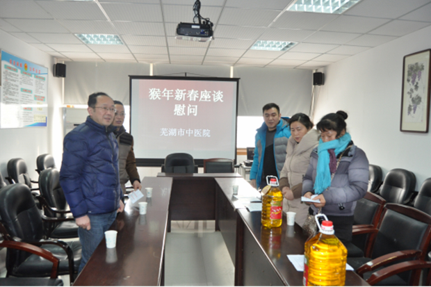 春節(jié)前夕，我院深入社區(qū)慰問結(jié)對(duì)幫扶困難戶(圖4)