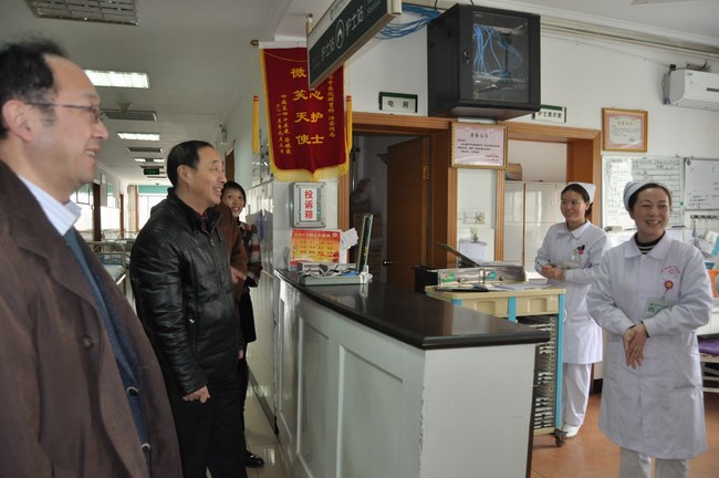 院領導走訪慰問干部職工(圖2)