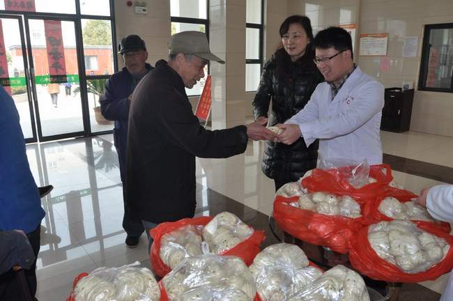 三月學(xué)雷鋒，愛心送老人——我院組織主題通訊員活動(dòng)(圖1)