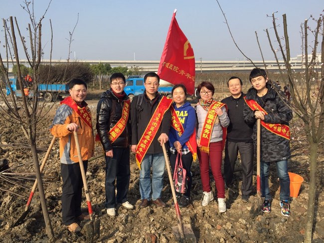 我院職工積極參加 “義務(wù)植樹(shù)”公益活動(dòng)(圖3)