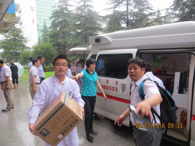 我院醫(yī)療分隊在南陵抗洪搶險一線(圖2)