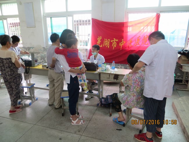 我院醫(yī)療分隊在南陵抗洪搶險一線(圖4)