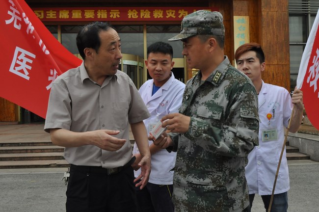 我院醫(yī)療隊慰問解放軍臨汾旅官兵(圖1)