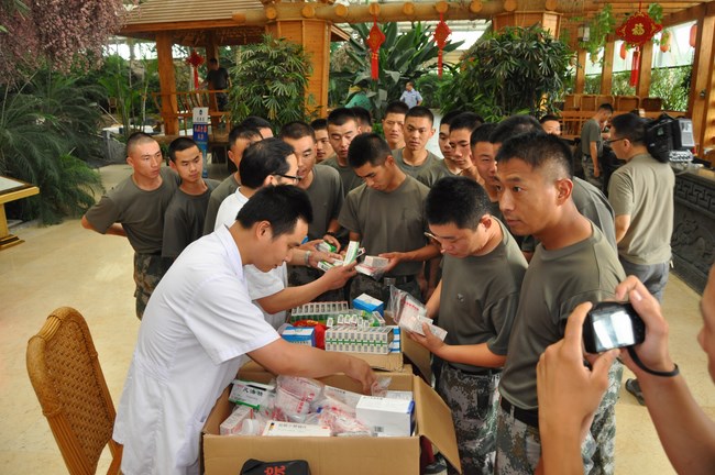 我院醫(yī)療隊慰問解放軍臨汾旅官兵(圖4)