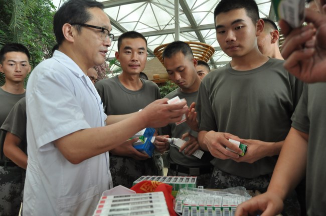 我院醫(yī)療隊慰問解放軍臨汾旅官兵(圖5)