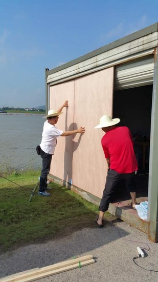 咬緊牙關(guān)，“白衣戰(zhàn)士”守住每寸圩堤(圖7)