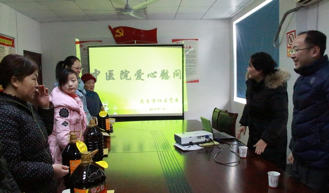 春節(jié)前夕，我院深入社區(qū)慰問結(jié)對幫扶困難戶(圖2)