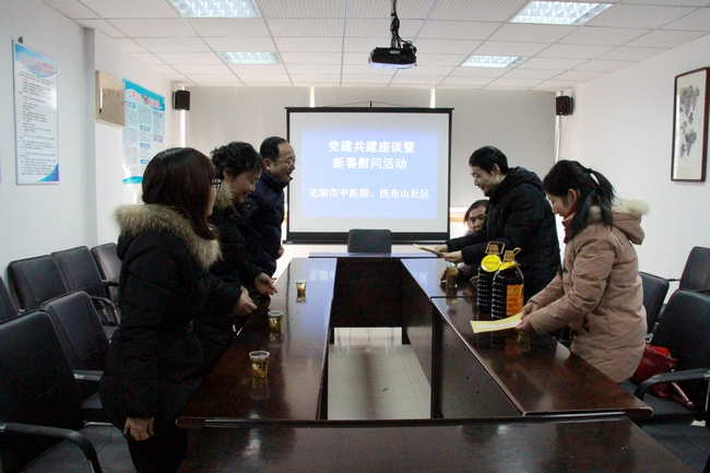 春節(jié)前夕，我院深入社區(qū)慰問結(jié)對幫扶困難戶(圖1)