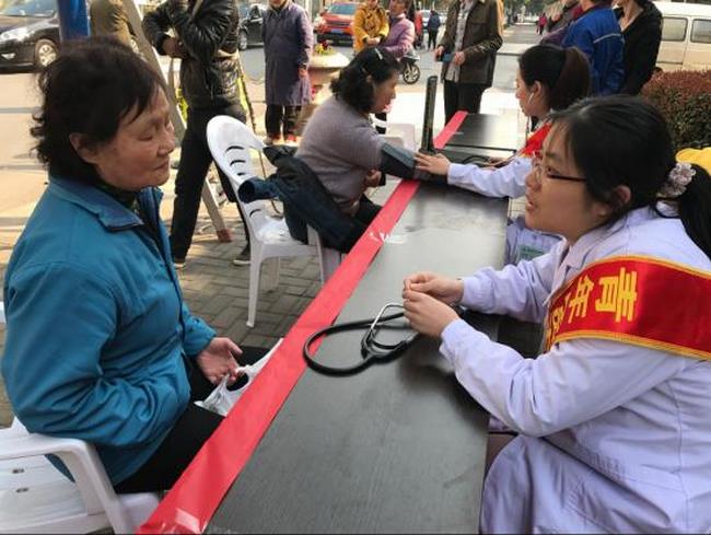 學(xué)雷鋒慶三八 青年文明號在行動 ---我院ICU(新)走進中山南路街道開展義診活動(圖1)