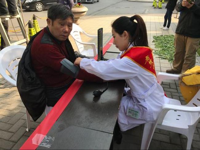 學(xué)雷鋒慶三八 青年文明號在行動 ---我院ICU(新)走進中山南路街道開展義診活動(圖2)