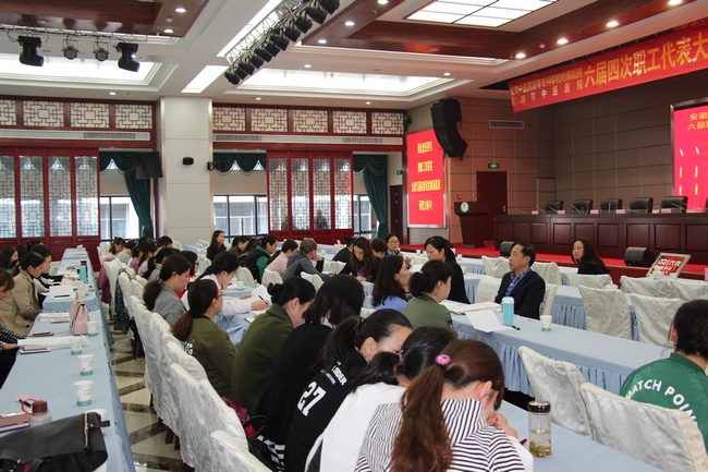 民主決策，科學管理——各代表團分組討論(圖1)