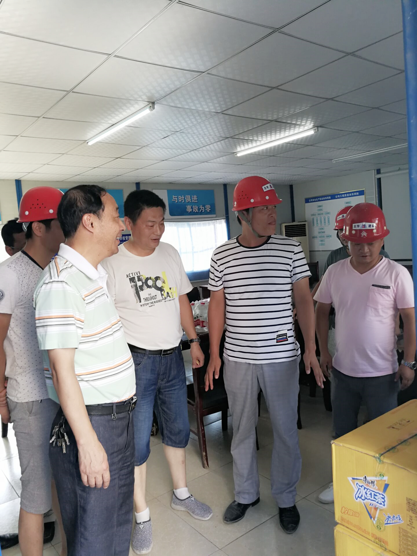 心系職工送關懷 一線慰問送清涼(圖1)