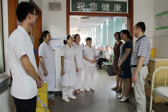 心系職工送關懷 一線慰問送清涼(圖2)