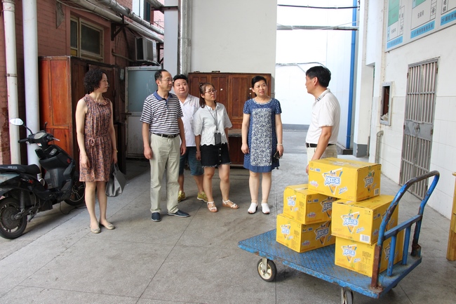 心系職工送關懷 一線慰問送清涼(圖3)