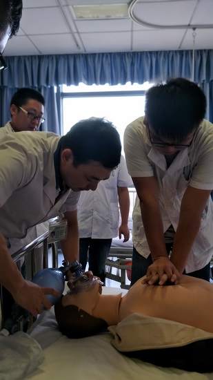 責(zé)任在心，警鐘長(zhǎng)鳴————我院組織院內(nèi)應(yīng)急急救演練(圖1)