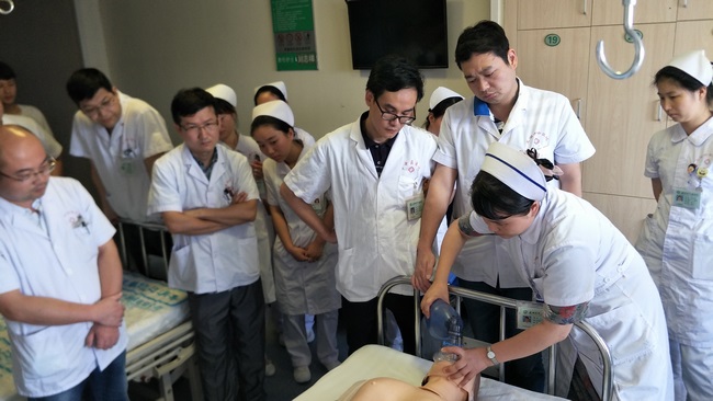 責(zé)任在心，警鐘長(zhǎng)鳴————我院組織院內(nèi)應(yīng)急急救演練(圖4)