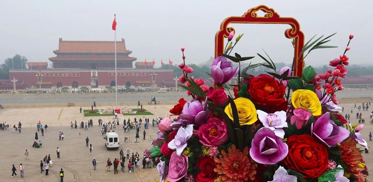 新華社社評(píng)：高舉偉大旗幟　實(shí)現(xiàn)偉大夢(mèng)想——黨的十九大獻(xiàn)詞(圖1)