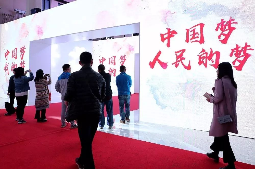 新華社社評(píng)：高舉偉大旗幟　實(shí)現(xiàn)偉大夢(mèng)想——黨的十九大獻(xiàn)詞(圖6)