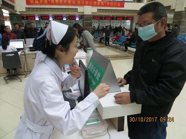 我院組織H7N9疑似患者模擬就診應(yīng)急演習(xí)(圖1)