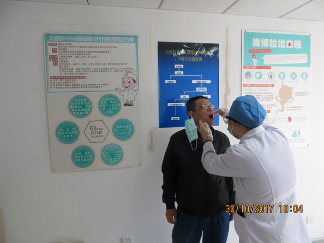 我院組織H7N9疑似患者模擬就診應(yīng)急演習(xí)(圖3)