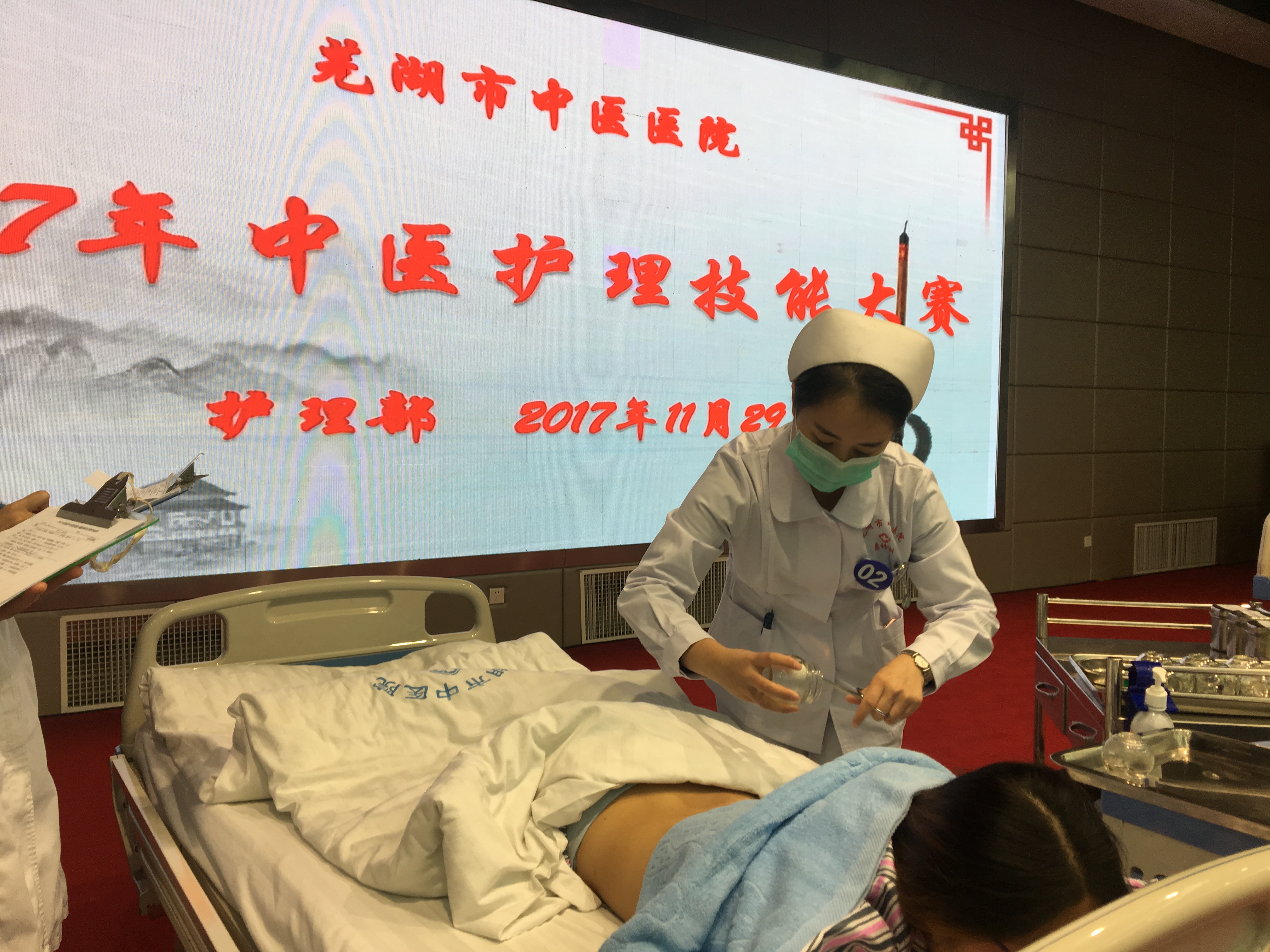 護理部舉辦2017年中醫(yī)護理技能大賽(圖1)