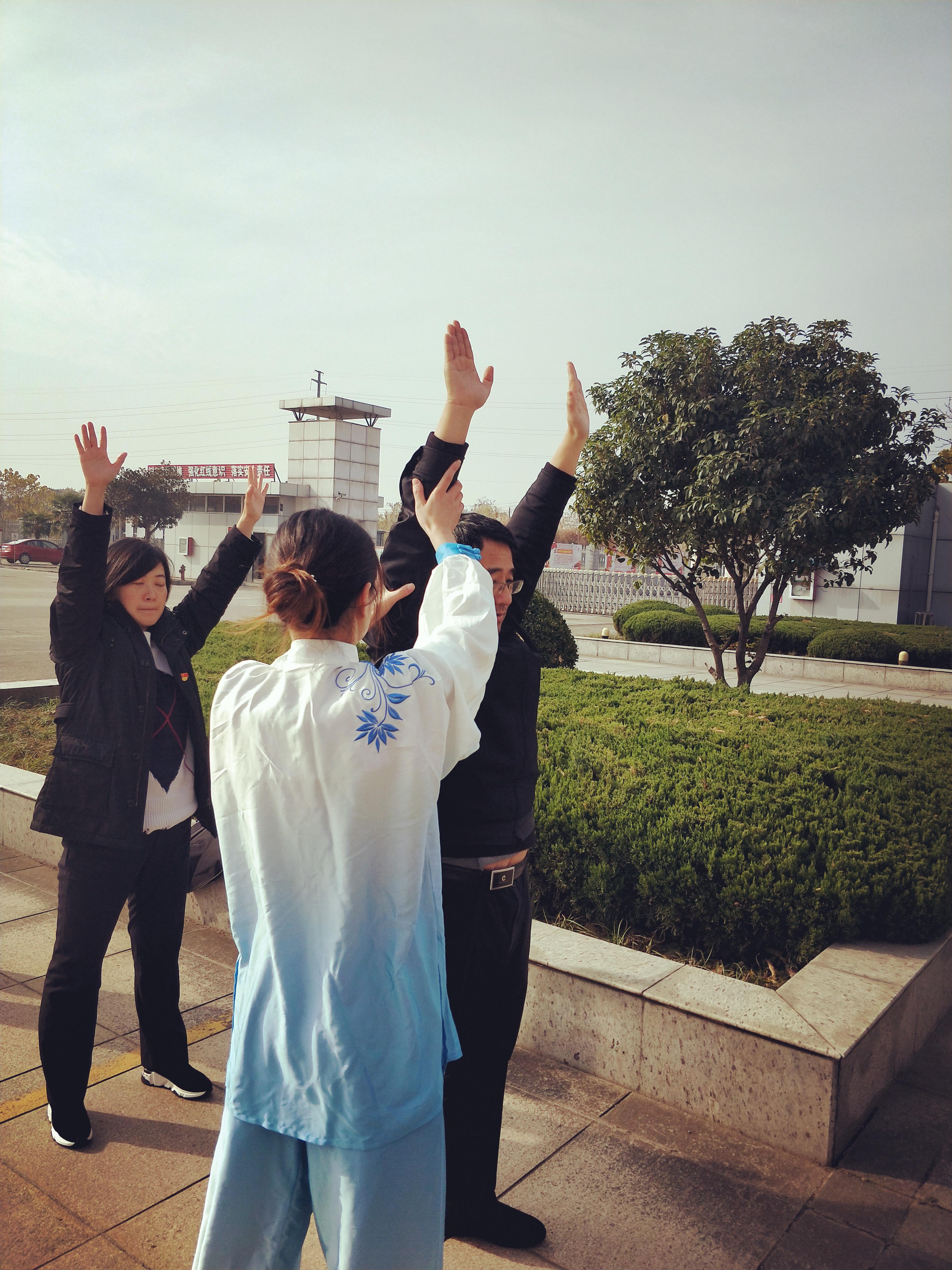中醫(yī)養(yǎng)生功法“八段錦”走進(jìn)企業(yè)(圖1)