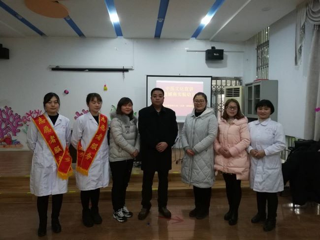 蕪湖市中醫(yī)醫(yī)院行政一支部開展黨員志愿者“流感季節(jié)中醫(yī)特色防治”宣講服務(wù)活動(dòng)(圖3)