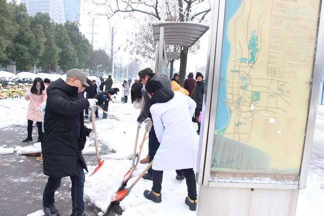 方便市民出行 我院黨員干部職工上路鏟雪(圖12)