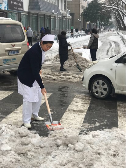 方便市民出行 我院黨員干部職工上路鏟雪(圖26)