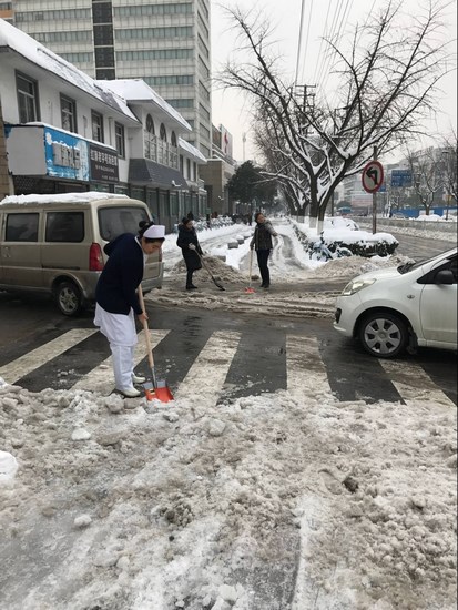 方便市民出行 我院黨員干部職工上路鏟雪(圖27)