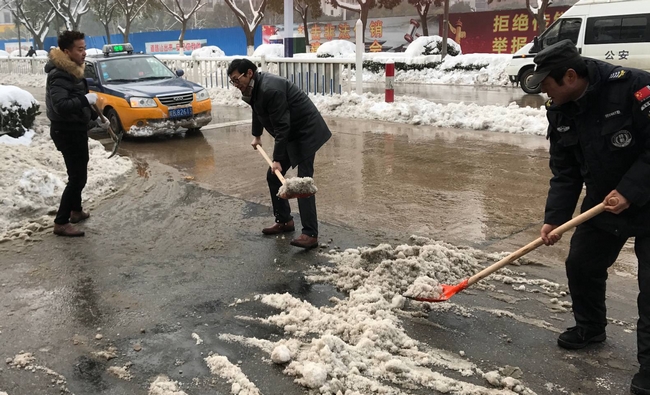 方便市民出行 我院黨員干部職工上路鏟雪(圖28)