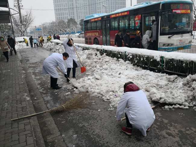 方便市民出行 我院黨員干部職工上路鏟雪(圖30)