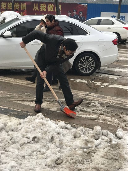 方便市民出行 我院黨員干部職工上路鏟雪(圖25)