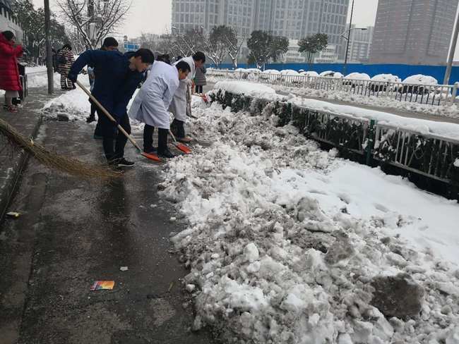 方便市民出行 我院黨員干部職工上路鏟雪(圖32)