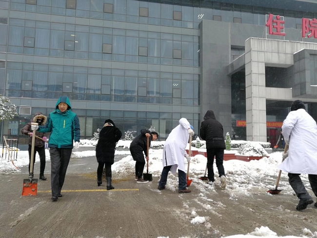 方便市民出行 我院黨員干部職工上路鏟雪(圖2)