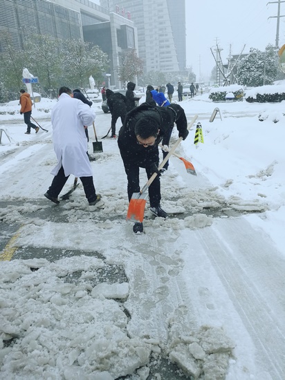 方便市民出行 我院黨員干部職工上路鏟雪(圖5)