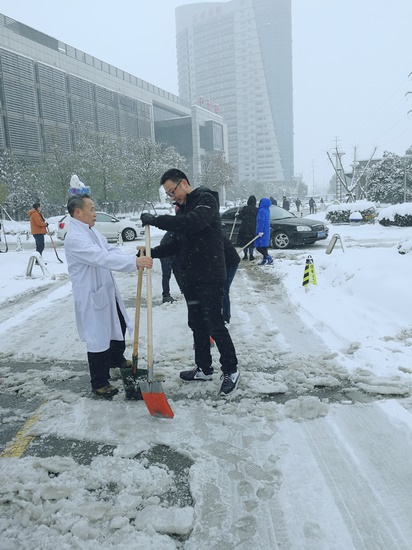方便市民出行 我院黨員干部職工上路鏟雪(圖6)