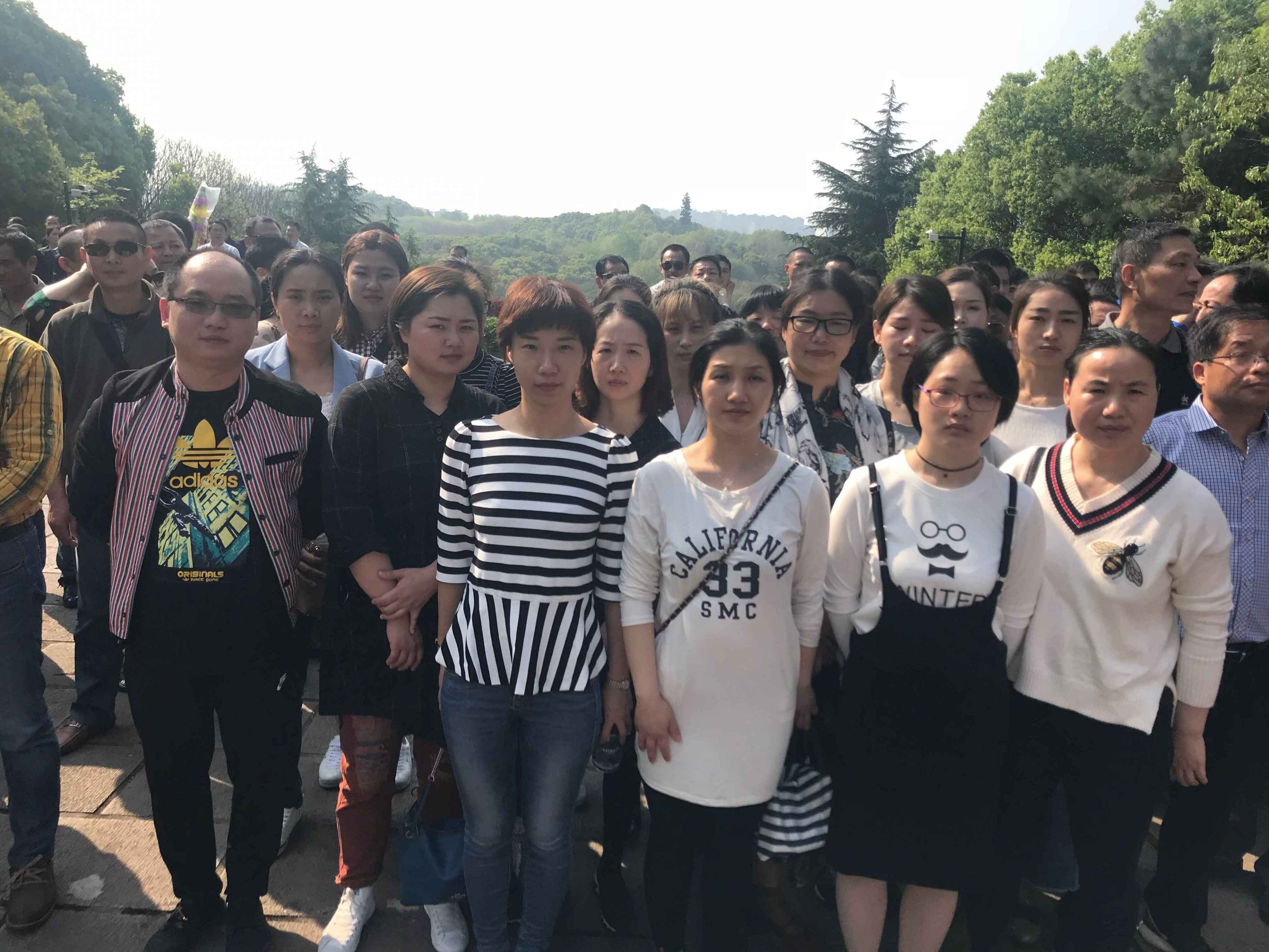 緬懷革命先烈 弘揚(yáng)民族精神——護(hù)理部開展清明掃墓活動(圖1)