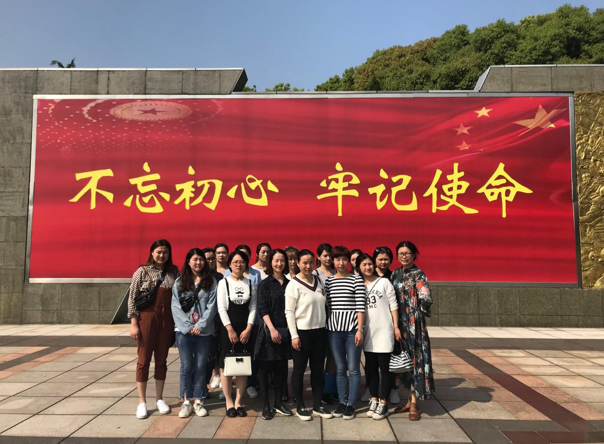 緬懷革命先烈 弘揚(yáng)民族精神——護(hù)理部開展清明掃墓活動(圖4)