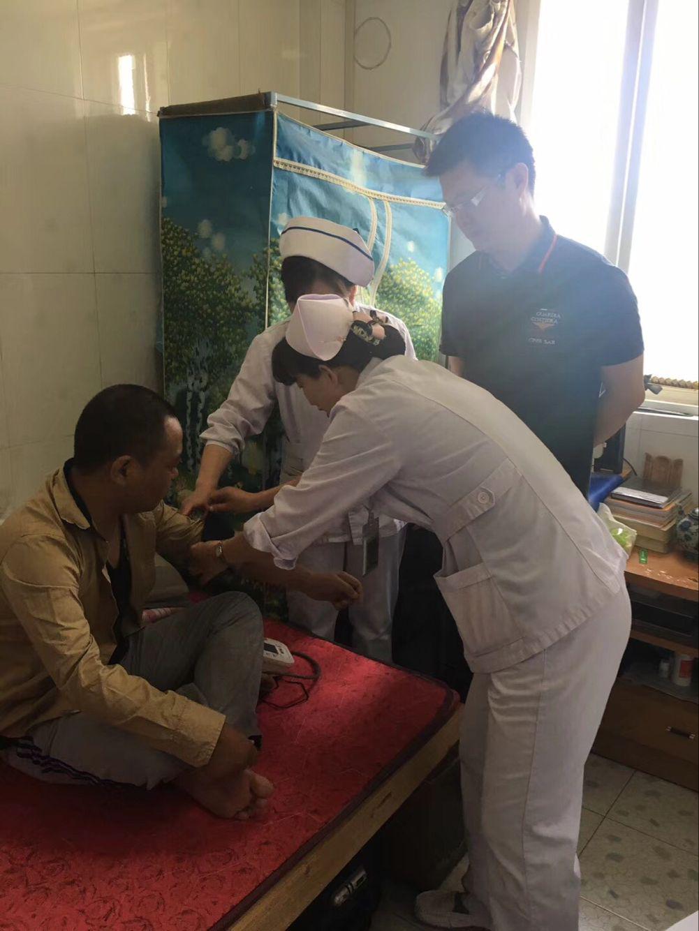 黨員走進(jìn)患者家中，送上溫暖和關(guān)懷(圖2)