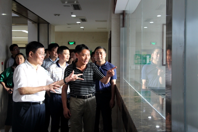 省衛(wèi)計(jì)委副主任金維加一行來我院開展《安徽省中醫(yī)藥條例》立法調(diào)研活動(dòng)(圖4)