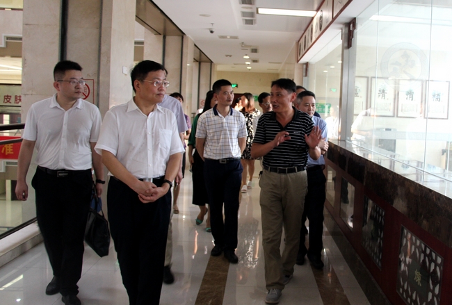 省衛(wèi)計(jì)委副主任金維加一行來我院開展《安徽省中醫(yī)藥條例》立法調(diào)研活動(dòng)(圖5)