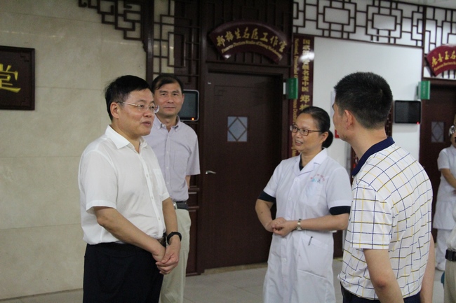 省衛(wèi)計(jì)委副主任金維加一行來我院開展《安徽省中醫(yī)藥條例》立法調(diào)研活動(dòng)(圖8)