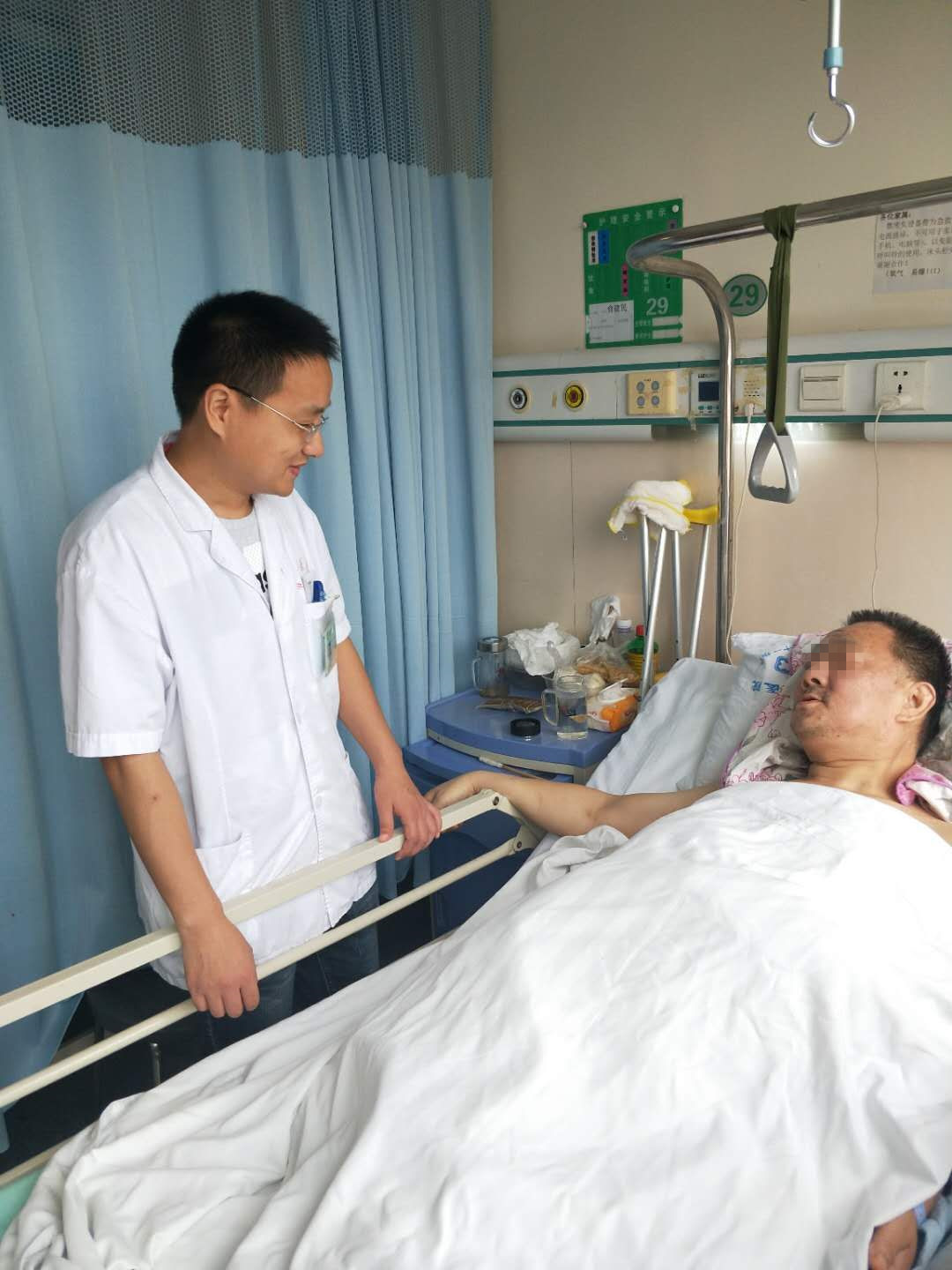 護(hù)士長的煩惱——骨四科王泰俊醫(yī)生清晨替糖尿病足患者清洗創(chuàng)面感動(dòng)患者(圖1)